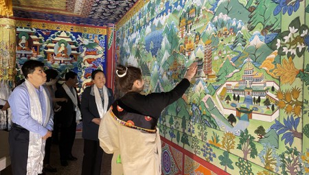 参观ks凯时官网藏药文化展厅