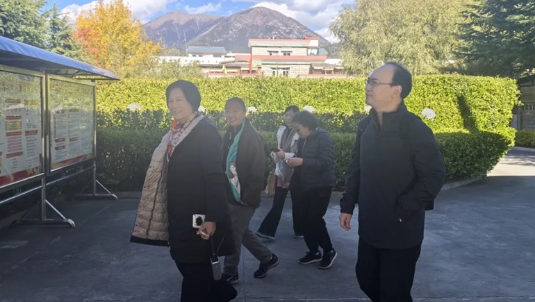 高原赋能，，，，，，，擘画将来——中国香妆协会专家团光临ks凯时官网领导藏药化妆品产业发展